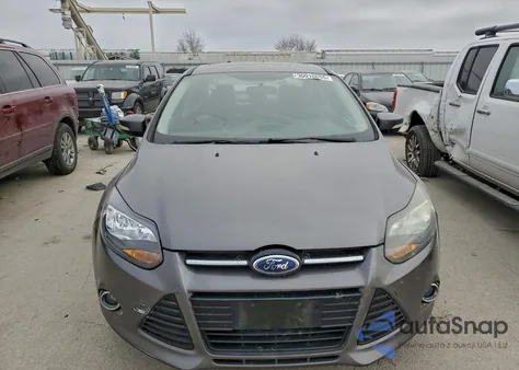 2014 Ford Focus Titanium z USA, uszkodzony, nr VIN 1FADP3J2XEL357647